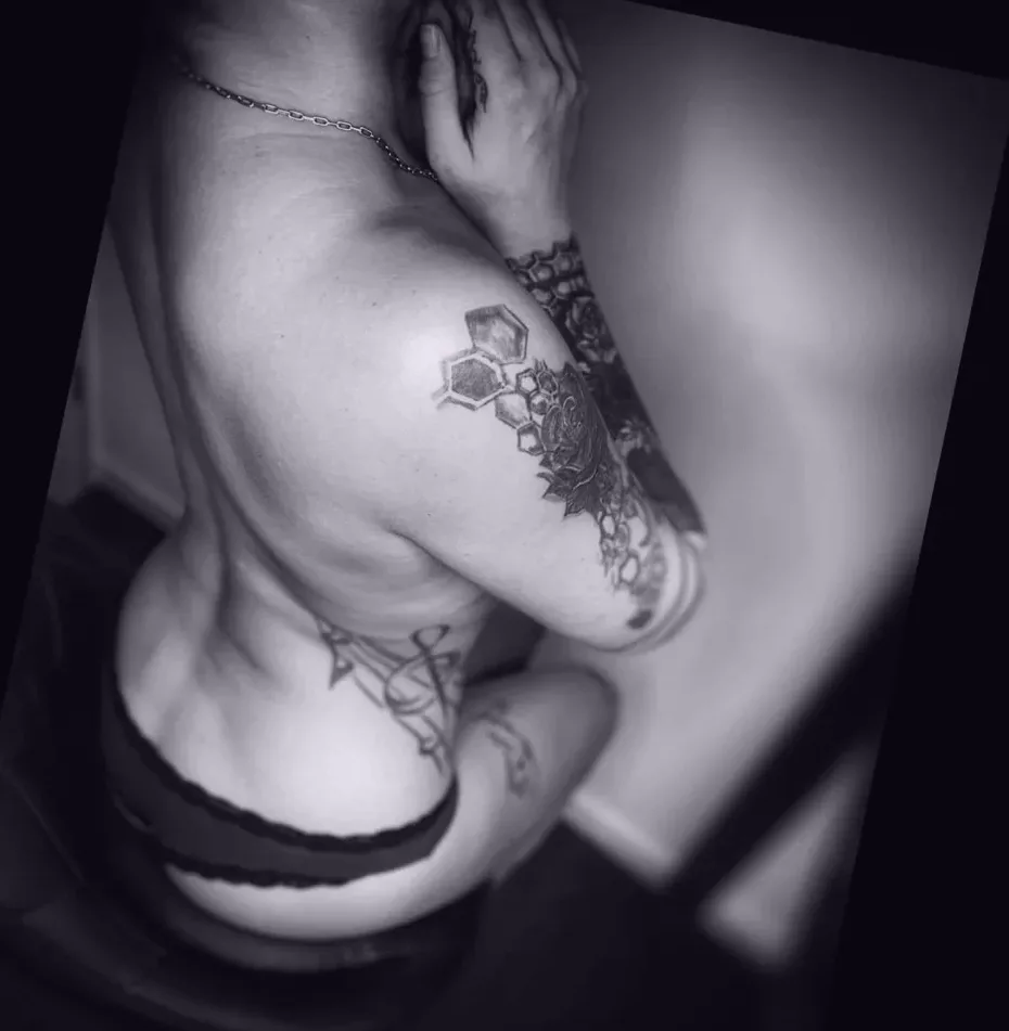 Claudia, 35